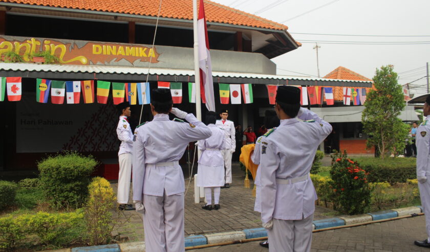 Anggota Paskibraka mengibarkan bendera di Universitas Dinamika Surabaya (Undika), Jalan Raya Kedung Baruk No. 98, Surabaya, Jumat (10/11/2023). Foto: Athalia magang suarasurabaya.net