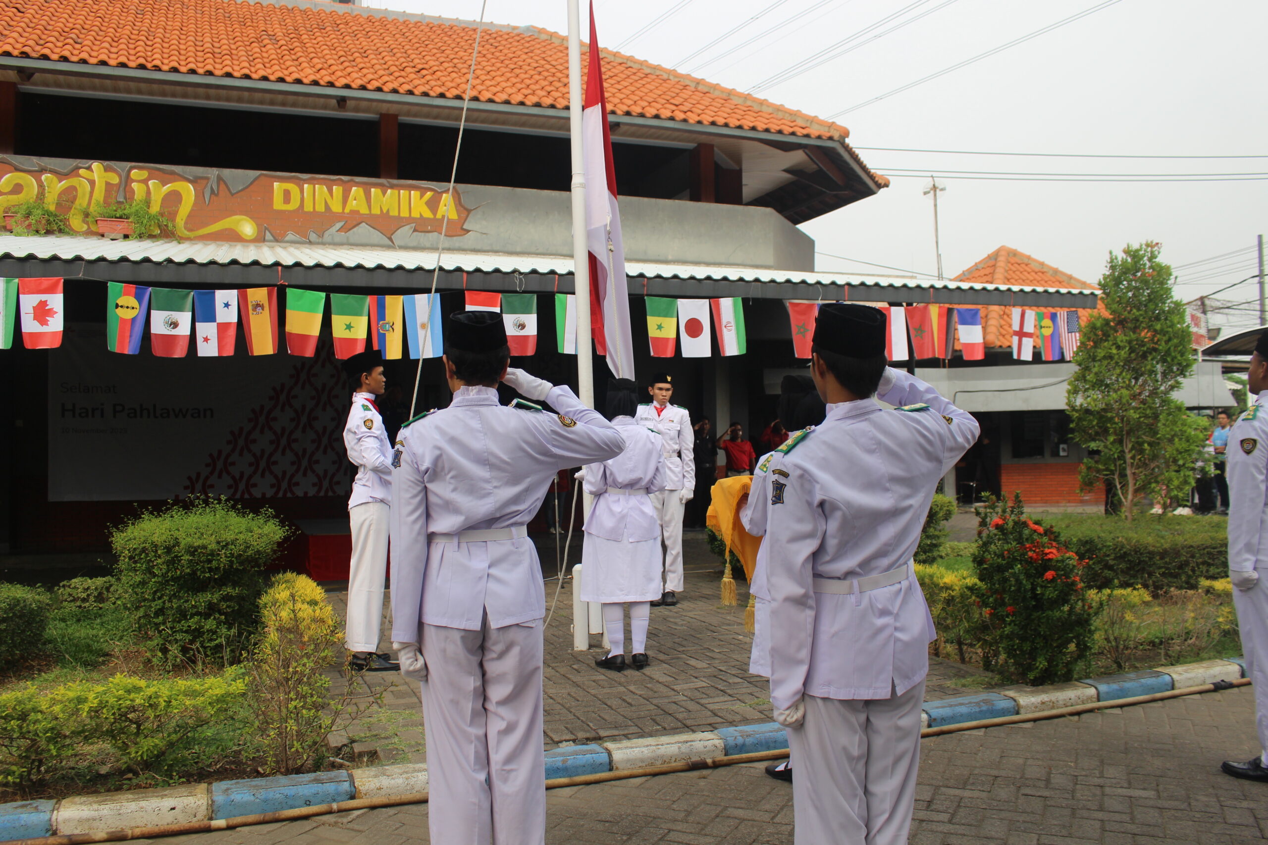 Anggota Paskibraka mengibarkan bendera di Universitas Dinamika Surabaya (Undika), Jalan Raya Kedung Baruk No. 98, Surabaya, Jumat (10/11/2023). Foto: Athalia magang suarasurabaya.net