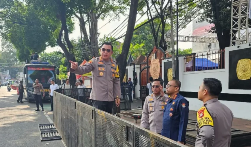 Kombes Pol Susatyo Purnomo Condro Kapolres Metro Jakarta Pusat di depan Gedung KPU RI, Jakarta Pusat, Selasa (14/11/2023). Foto: Antara