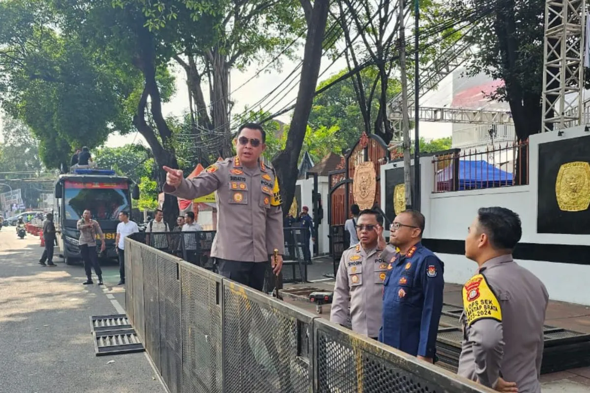 Kombes Pol Susatyo Purnomo Condro Kapolres Metro Jakarta Pusat di depan Gedung KPU RI, Jakarta Pusat, Selasa (14/11/2023). Foto: Antara