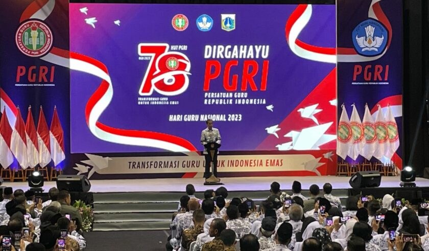 Joko Widodo Presiden menyampaikan sambutan dalam acara Peringatan HUT ke-78 Persatuan Guru Republik Indonesia (PGRI) dan Hari Guru Nasional (HGN) Tahun 2023 di Jakarta, Sabtu (25/11/2023). Foto: Antara