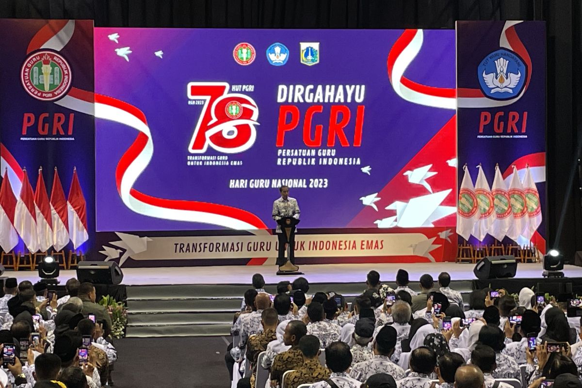 Joko Widodo Presiden menyampaikan sambutan dalam acara Peringatan HUT ke-78 Persatuan Guru Republik Indonesia (PGRI) dan Hari Guru Nasional (HGN) Tahun 2023 di Jakarta, Sabtu (25/11/2023). Foto: Antara