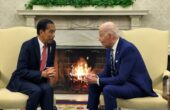 Presiden Indonesia Joko Widodo (kiri) bertemu Presiden AS Joe Biden (kanan) untuk membicarakan mengenai keamanan regional dan transisi energi ramah lingkungan, serta isu menarik lainnya seperti perang Israel-Hamas di Ruang Oval Gedung Putih, Washington, AS, Senin (13/11/2023). Foto: Antara