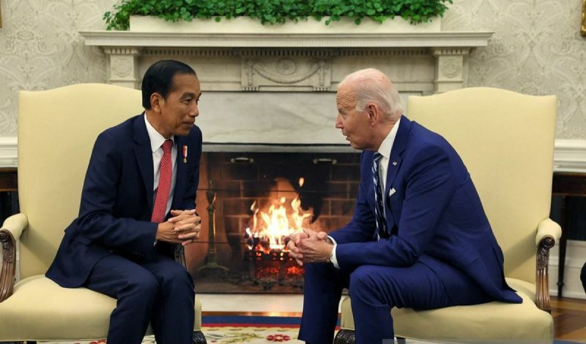 Presiden Indonesia Joko Widodo (kiri) bertemu Presiden AS Joe Biden (kanan) untuk membicarakan mengenai keamanan regional dan transisi energi ramah lingkungan, serta isu menarik lainnya seperti perang Israel-Hamas di Ruang Oval Gedung Putih, Washington, AS, Senin (13/11/2023). Foto: Antara