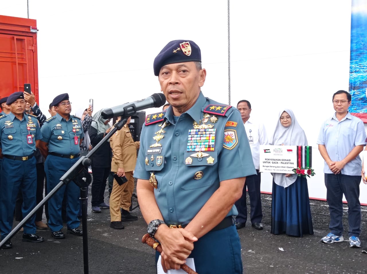 Laksamana Muda Yayan Sofyan Panglima Komando Armada (Koarmada) II saat pemberangkatan seluruh bantuan kemanusiaan untuk Gaza Palestina di Dermaga Ujung Koarmada II, Surabaya, Selasa (28/11/2023). Foto: Risky suarasurabaya.net