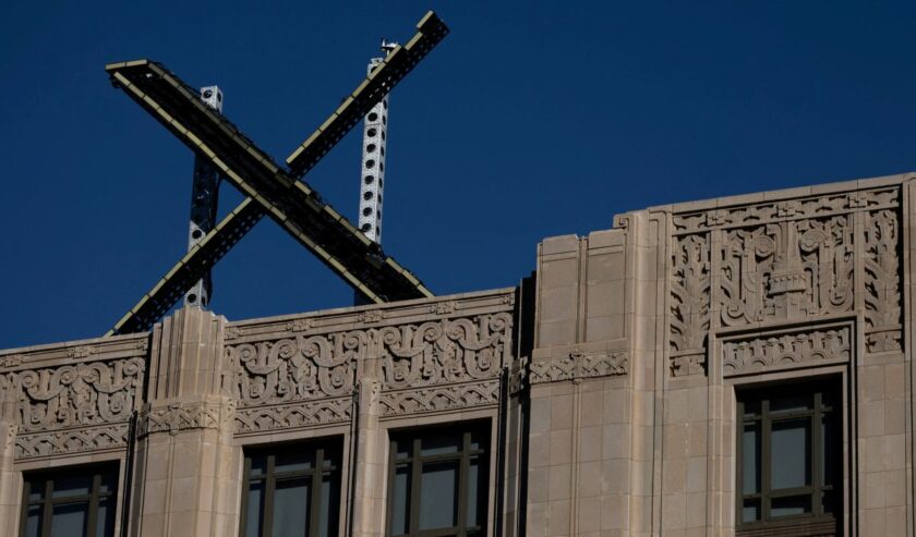 Logo 'X' terlihat di bagian atas kantor pusat platform perpesanan X yang sebelumnya dikenal sebagai Twitter, di pusat kota San Francisco, California, AS, 30 Juli 2023. Foto: Antara