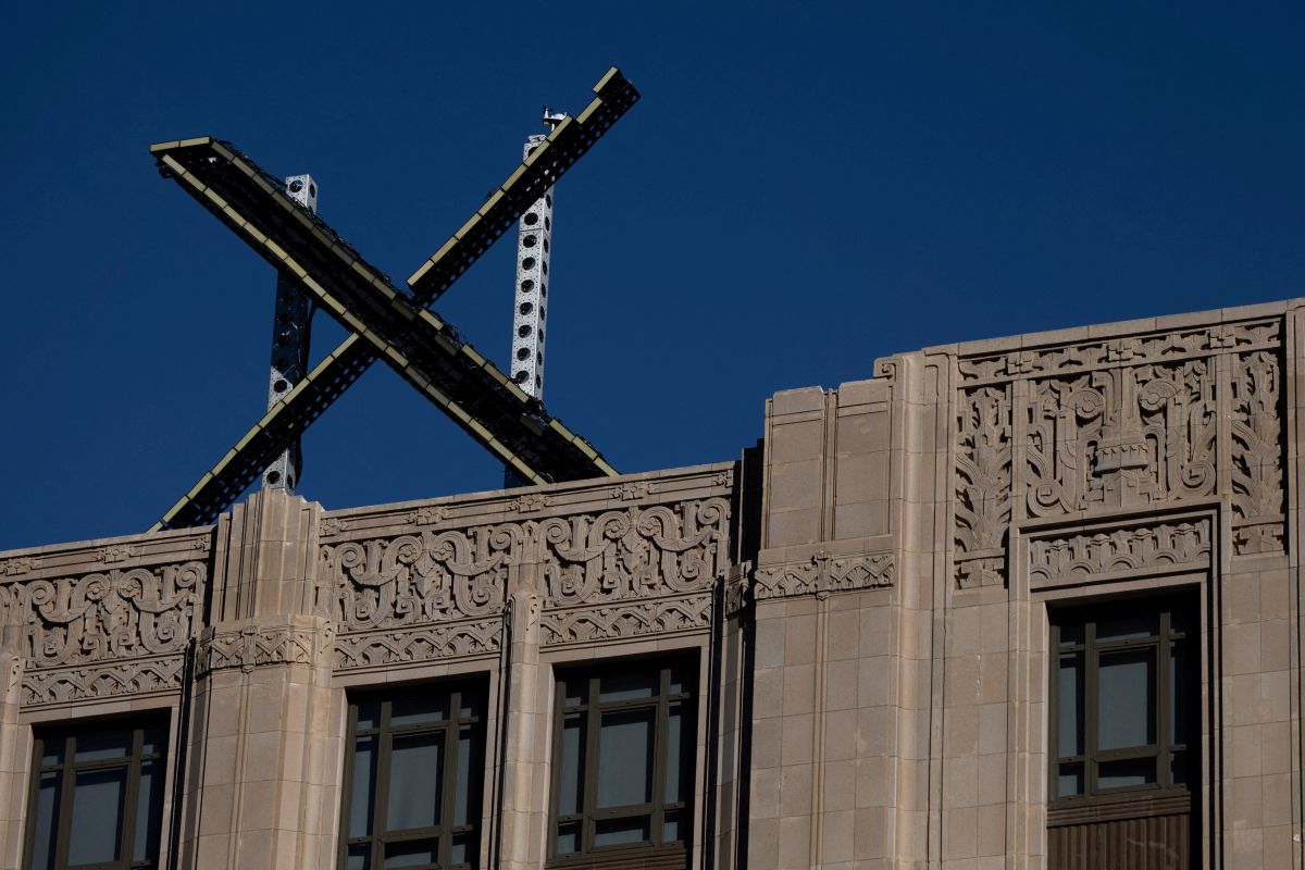 Logo 'X' terlihat di bagian atas kantor pusat platform perpesanan X yang sebelumnya dikenal sebagai Twitter, di pusat kota San Francisco, California, AS, 30 Juli 2023. Foto: Antara