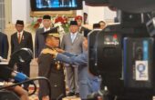 Joko Widodo Presiden memasang tanda pangkat Jenderal TNI di pundak Maruli Simanjuntak yang pada Rabu (29/11/2023) dilantik sebagai KSAD di Istana Negara, Jakarta. Foto: Farid suarasurabaya.net