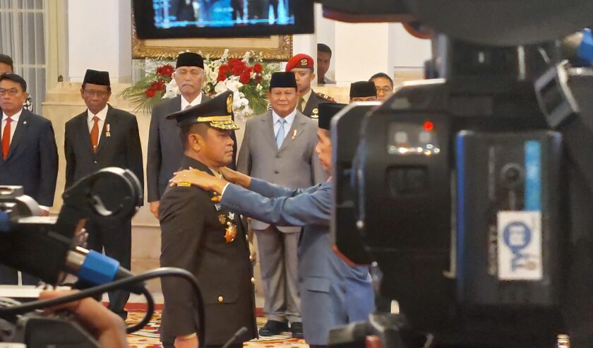 Joko Widodo Presiden memasang tanda pangkat Jenderal TNI di pundak Maruli Simanjuntak yang pada Rabu (29/11/2023) dilantik sebagai KSAD di Istana Negara, Jakarta. Foto: Farid suarasurabaya.net