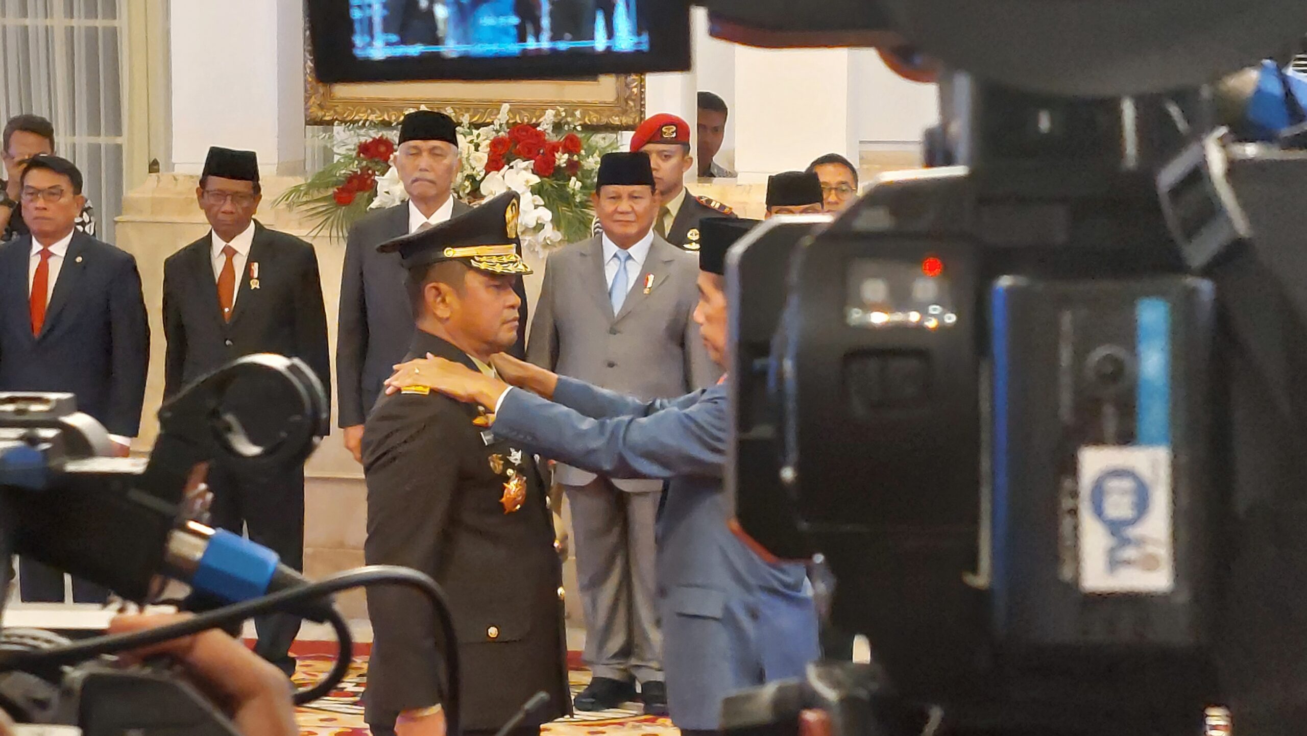 Joko Widodo Presiden memasang tanda pangkat Jenderal TNI di pundak Maruli Simanjuntak yang pada Rabu (29/11/2023) dilantik sebagai KSAD di Istana Negara, Jakarta. Foto: Farid suarasurabaya.net