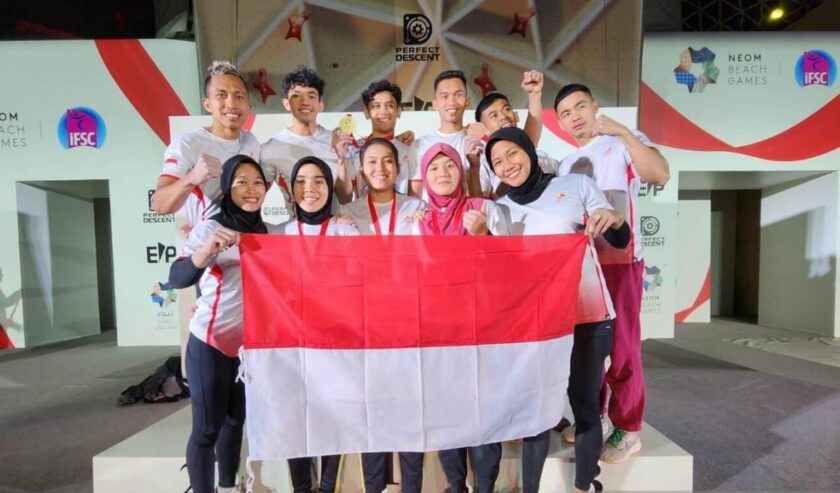 Para kontingen Indonesia saat berada di ajang Neom IFSC Master 2023 yang berlangsung di Arab Saudi, Jumat (24/11/2023). Foto: Antara