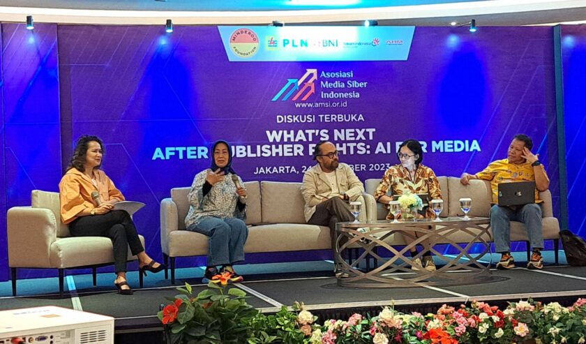 Ninik Rahayu Ketua Dewan Pers saat menjadi pembicara dalam diskusi terbuka "What's Next After Publisher's Right: AI For Media" di Hotel Ashley Wahid Hasyim, Jakarta, Jumat (24/11/2023). Foto: AMSI