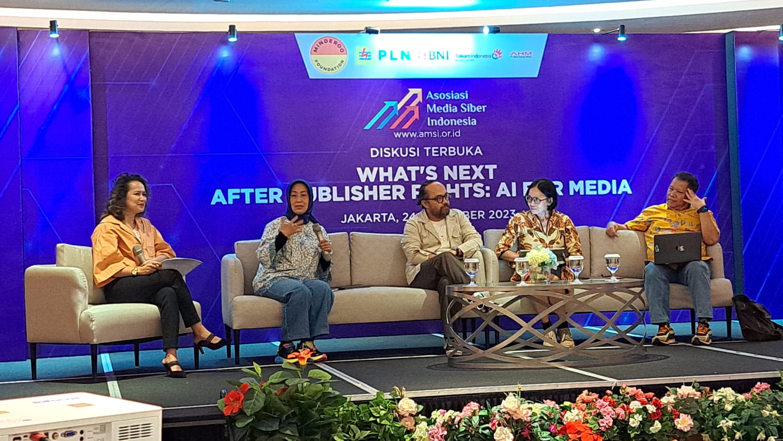 Ninik Rahayu Ketua Dewan Pers saat menjadi pembicara dalam diskusi terbuka "What's Next After Publisher's Right: AI For Media" di Hotel Ashley Wahid Hasyim, Jakarta, Jumat (24/11/2023). Foto: AMSI