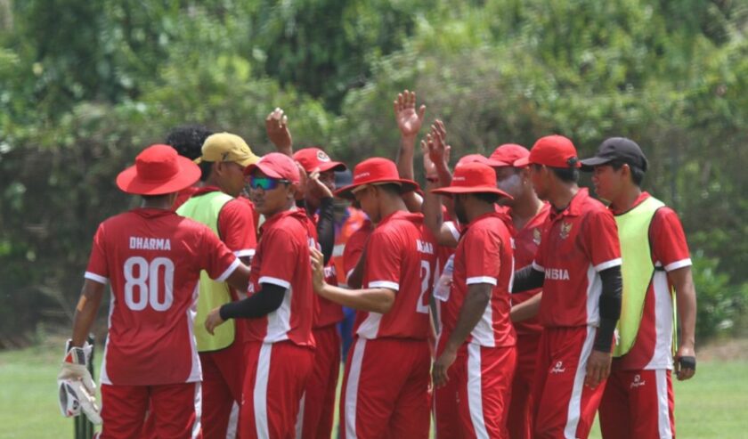 Para atlet cricket Indonesia tengah bersiap menjelang pertandingan menghadapi timnas Kamboja dalam ajang Bali Bash International T20i SEACGC Series 2023 yang digelar di Bali, Rabu (23/11/2023). Foto: Antara