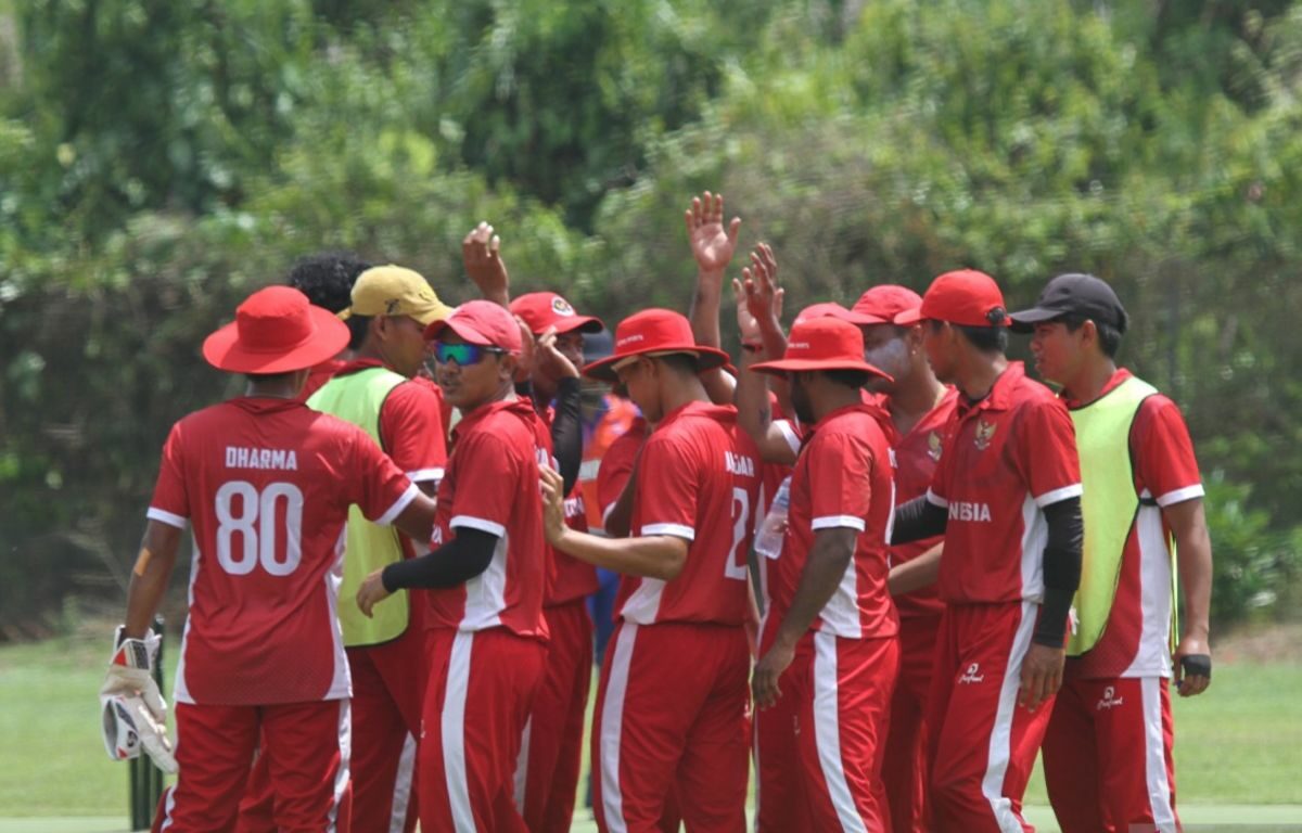 Para atlet cricket Indonesia tengah bersiap menjelang pertandingan menghadapi timnas Kamboja dalam ajang Bali Bash International T20i SEACGC Series 2023 yang digelar di Bali, Rabu (23/11/2023). Foto: Antara