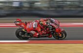 Pembalap Ducati Lenovo Team Francesco Bagnaia memacu kecepatan saat balapan MotoGP seri Pertamina Grand Prix of Indonesia 2023 di Pertamina Mandalika International Street Circuit, Lombok Tengah, NTB, Minggu (15/10/2023). Foto: Antara