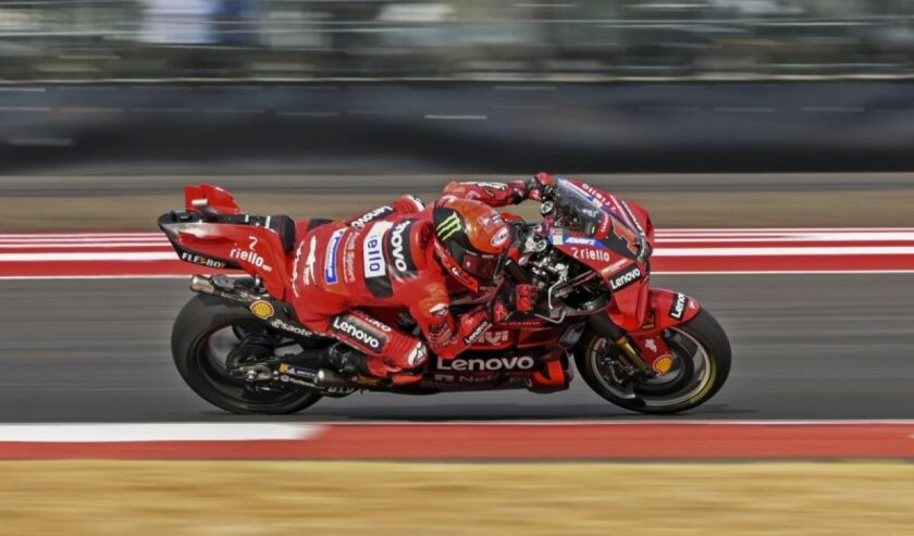 Pecco Bagnaia (Ducati) memacu kecepatan saat balapan MotoGP seri Pertamina Grand Prix of Indonesia 2023 di Pertamina Mandalika International Street Circuit, Lombok Tengah, NTB, Minggu (15/10/2023). Foto: Antara