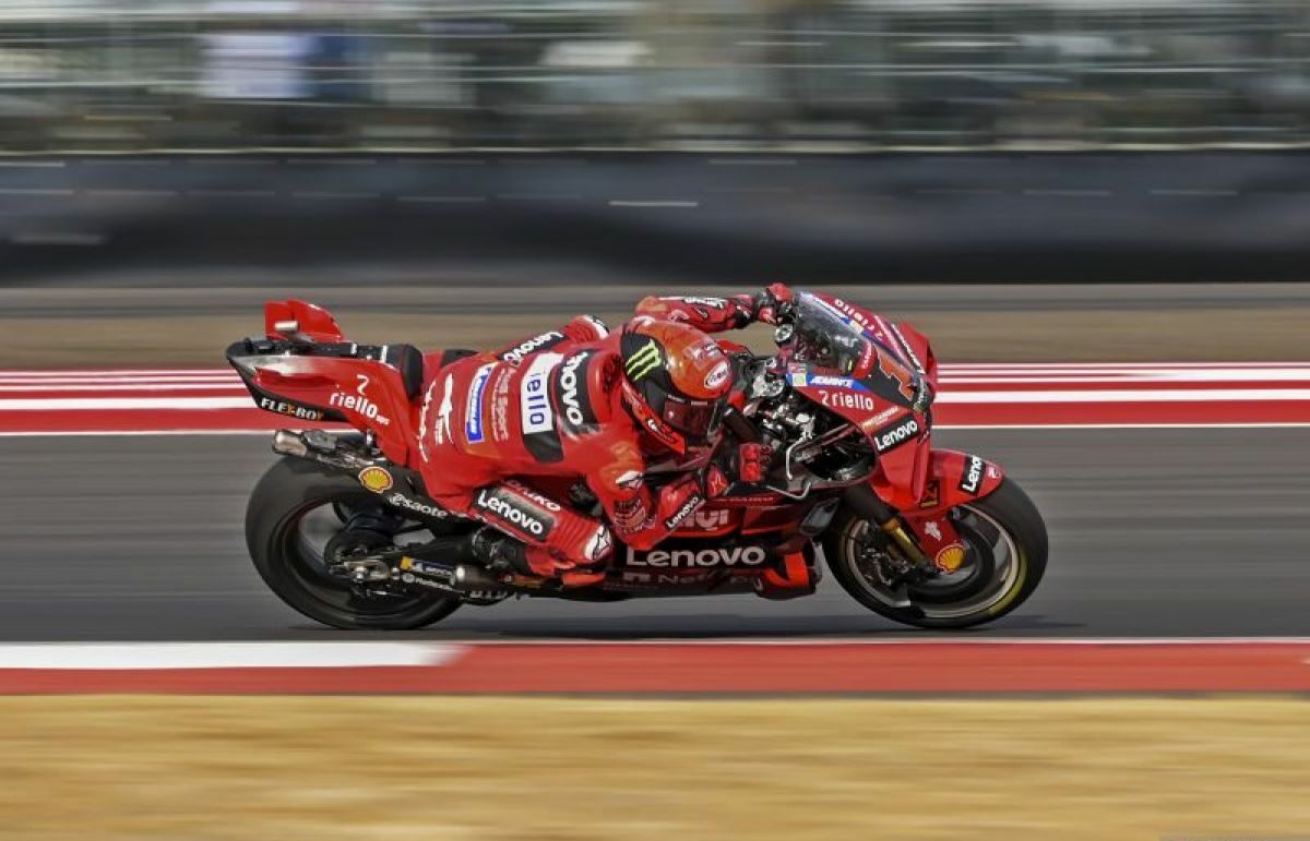 Pembalap Ducati Lenovo Team Francesco Bagnaia memacu kecepatan saat balapan MotoGP seri Pertamina Grand Prix of Indonesia 2023 di Pertamina Mandalika International Street Circuit, Lombok Tengah, NTB, Minggu (15/10/2023). Foto: Antara