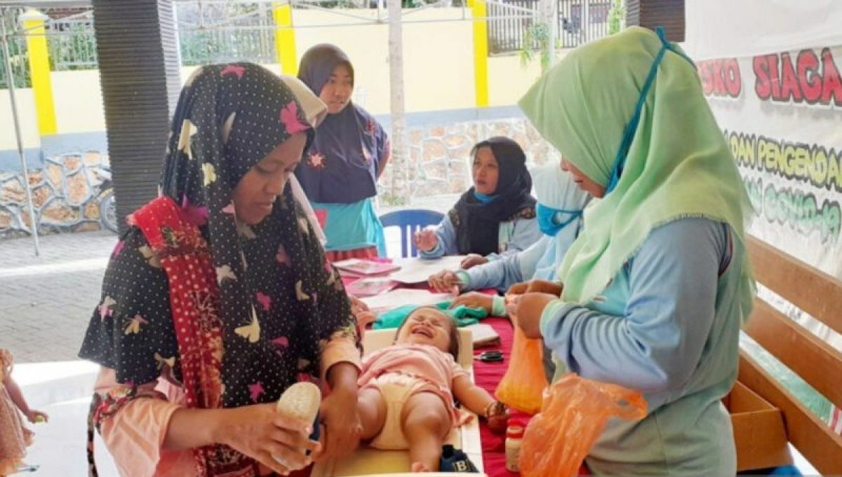 Dokumen seorang ibu memeriksakan bayinya pada petugas kesehatan pada acara pos pelayanan terpadu (Posyandu) di salah satu desa di Pamekasan. Foto: Pemkab Pamekasan