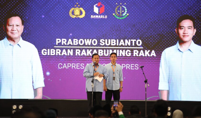 Prabowo Subianto dan Gibran Rakabuming Raka capres-cawapres dari Koalisi Indonesia Maju (KIM), menghadiri Rapat Koordinasi Nasional Penegakan Hukum Terpadu (Rakornas Gakkumdu), di Hotel Grand Sahid, Sudirman, Jakarta, Senin (27/11/2023). Foto: istimewa