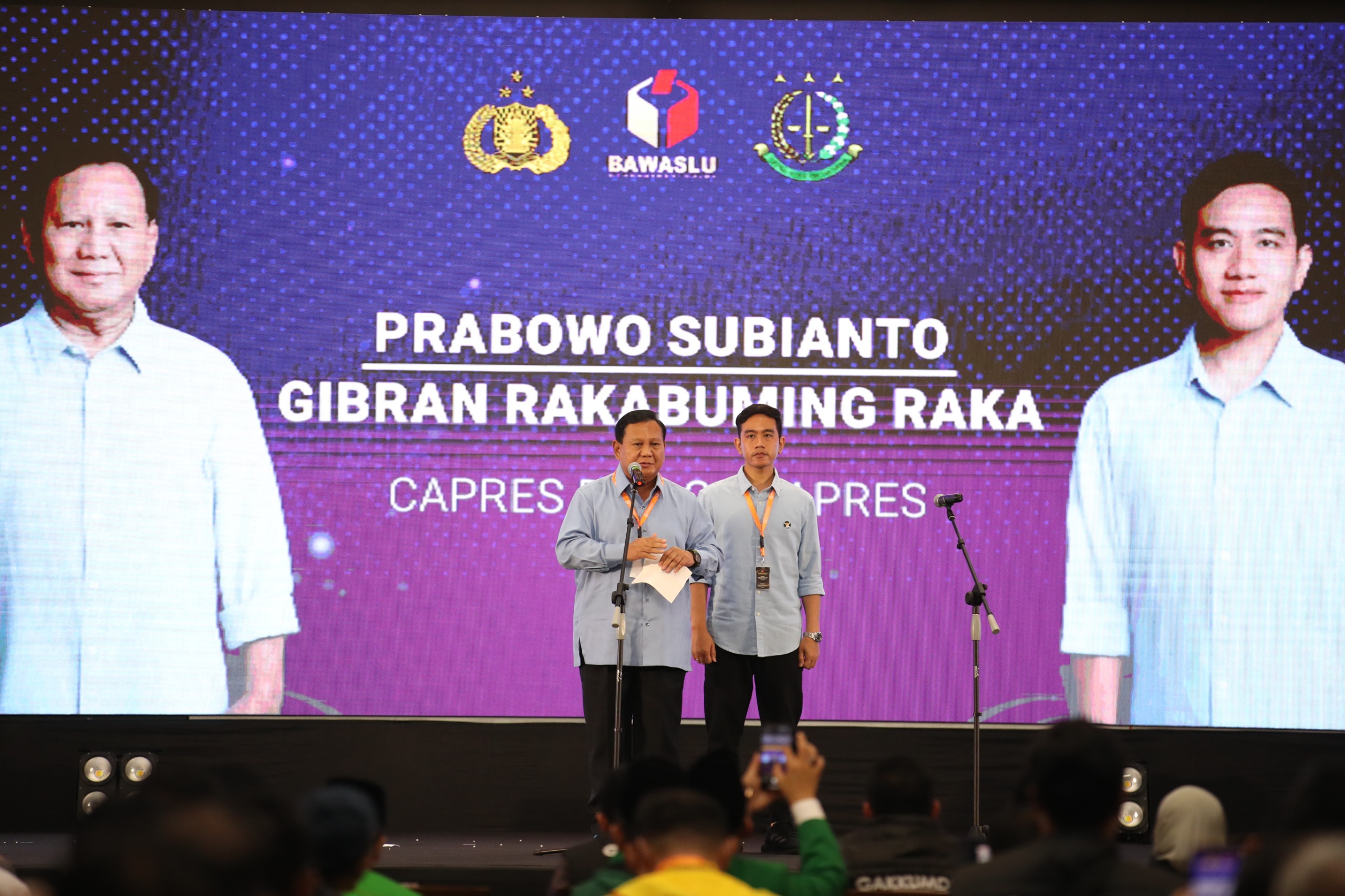 Prabowo Subianto dan Gibran Rakabuming Raka capres-cawapres dari Koalisi Indonesia Maju (KIM), menghadiri Rapat Koordinasi Nasional Penegakan Hukum Terpadu (Rakornas Gakkumdu), di Hotel Grand Sahid, Sudirman, Jakarta, Senin (27/11/2023). Foto: istimewa