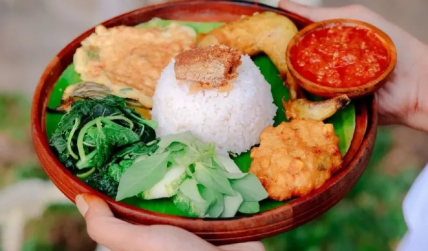 Kuliner sego tempong khas Banyuwangi, Jawa Timur. Foto: Humas Pemkab Banyuwangi