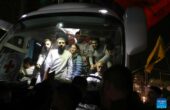 Sebuah bus yang mentransfer tahanan Palestina tiba di kota Tepi Barat Al-Bireh, 26 November 2023. Sekitar 30 tahanan Palestina yang dibebaskan oleh Israel tiba di Tepi Barat pada Minggu, menyusul pembebasan 17 sandera oleh Hamas pada putaran kedua pertukaran tahanan-sandera di bawah kesepakatan gencatan senjata antara Israel dan Hamas. Foto: Antara