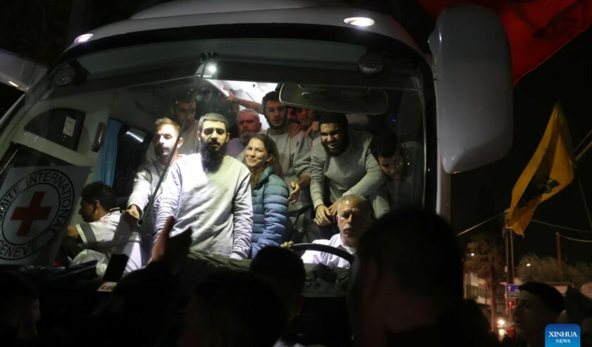 Sebuah bus yang mentransfer tahanan Palestina tiba di kota Tepi Barat Al-Bireh, 26 November 2023. Sekitar 30 tahanan Palestina yang dibebaskan oleh Israel tiba di Tepi Barat pada Minggu, menyusul pembebasan 17 sandera oleh Hamas pada putaran kedua pertukaran tahanan-sandera di bawah kesepakatan gencatan senjata antara Israel dan Hamas. Foto: Antara