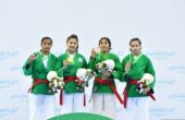 Savira Diah Fitri Rizkianti Atlet kurash Indonesia (dua dari kanan) memamerkan medali perunggu di kejuaraan dunia kurash bertajuk World Kurash Championship 2023 yang berlangsung di Ashgabat, Turkmenistan, Selasa (27/11/2023). Foto: Antara