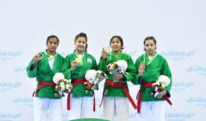 Savira Diah Fitri Rizkianti Atlet kurash Indonesia (dua dari kanan) memamerkan medali perunggu di kejuaraan dunia kurash bertajuk World Kurash Championship 2023 yang berlangsung di Ashgabat, Turkmenistan, Selasa (27/11/2023). Foto: Antara