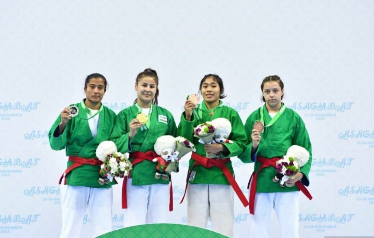 Savira Diah Fitri Rizkianti Atlet kurash Indonesia (dua dari kanan) memamerkan medali perunggu di kejuaraan dunia kurash bertajuk World Kurash Championship 2023 yang berlangsung di Ashgabat, Turkmenistan, Selasa (27/11/2023). Foto: Antara