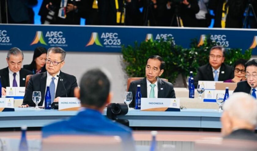 Joko Widodo Presiden RI saat menghadiri APEC Economic Leaders Retret di Mosconce Center, San Francisco, Amerika Serikat, Jumat (17/11/2023) waktu setempat. Foto: Antara