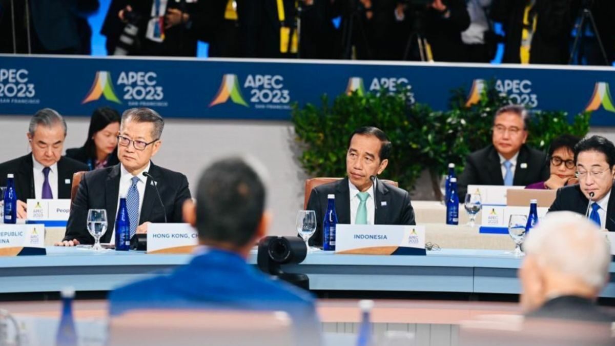 Joko Widodo Presiden RI saat menghadiri APEC Economic Leaders Retret di Mosconce Center, San Francisco, Amerika Serikat, Jumat (17/11/2023) waktu setempat. Foto: Antara
