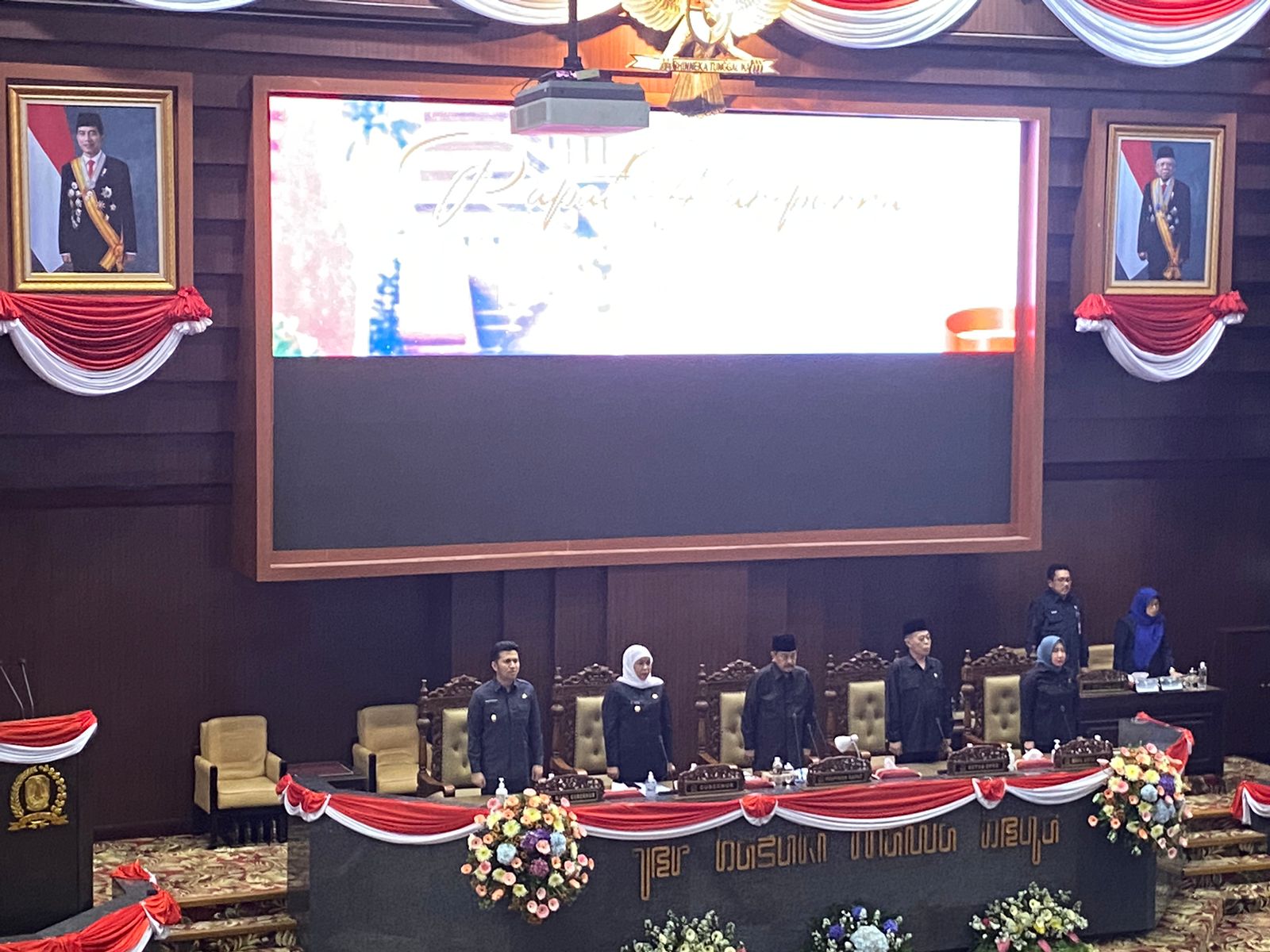 (Dari kiri ke kanan) Emil Elestianto Dardak Wagub Jatim, Khofifah Indar Parawansa Gubernur Jatim, Achmad Iskandar Wakil Ketua DPRD Jatim, Kusnadi Ketua DPRD Jatim, dan Anik Maslachah Wakil Ketua DPRD Jatim waktu mengikuti sidang paripurna, Kamis (30/11/2023). Foto: Wildan suarasurabaya.net