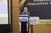 Stafsus Menteri Ketenagakerjaan, Titik Masudah dalam kegiatan pembekalan TKS pendamping TKM Pemula tahap III tahun 2023 di Surabaya, Jawa Timur, Selasa (14/11/2023). Foto: Antara