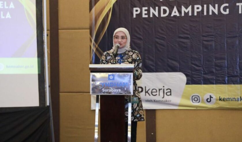 Stafsus Menteri Ketenagakerjaan, Titik Masudah dalam kegiatan pembekalan TKS pendamping TKM Pemula tahap III tahun 2023 di Surabaya, Jawa Timur, Selasa (14/11/2023). Foto: Antara