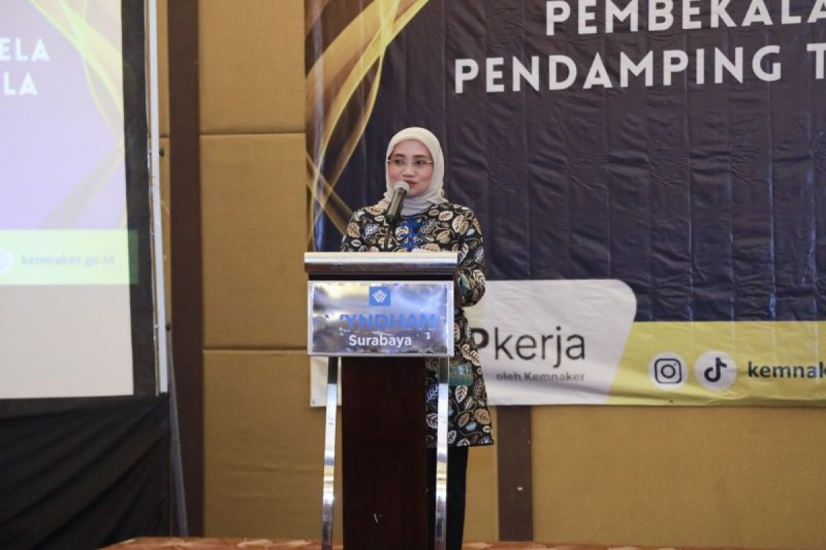 Stafsus Menteri Ketenagakerjaan, Titik Masudah dalam kegiatan pembekalan TKS pendamping TKM Pemula tahap III tahun 2023 di Surabaya, Jawa Timur, Selasa (14/11/2023). Foto: Antara