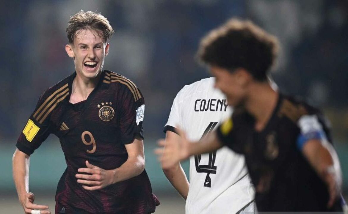 Pesepak bola Timnas Jerman Max Moerstedt berselebrasi usai mencetak gol ke gawang Timnas Selandia Baru pada pertandingan fase Grup F Piala Dunia U-17 2023 di Stadion Si Jalak Harupat, Kabupaten Bandung, Jawa Barat, Rabu (15/11/2023). Foto: Antara