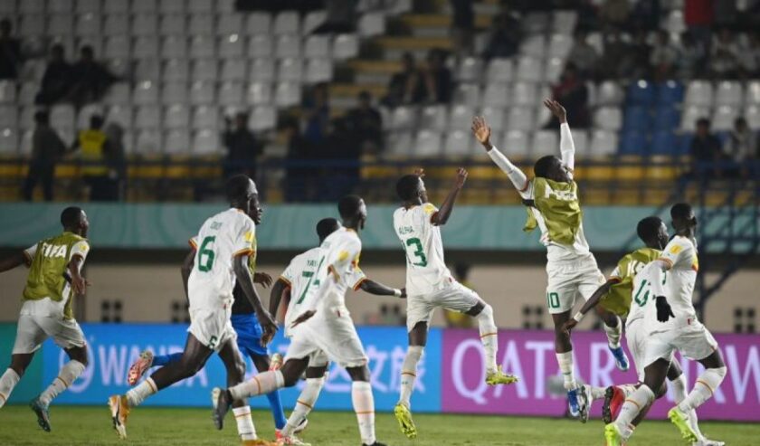 Para pemain Timnas Senegal melakukan selebrasi seusai mengalahkan Polandia pada pertandingan fase Grup D Piala Dunia U-17 2023 di Stadion Si Jalak Harupat, Kabupaten Bandung, Jawa Barat, Selasa (14/11/2023). Foto: Antara