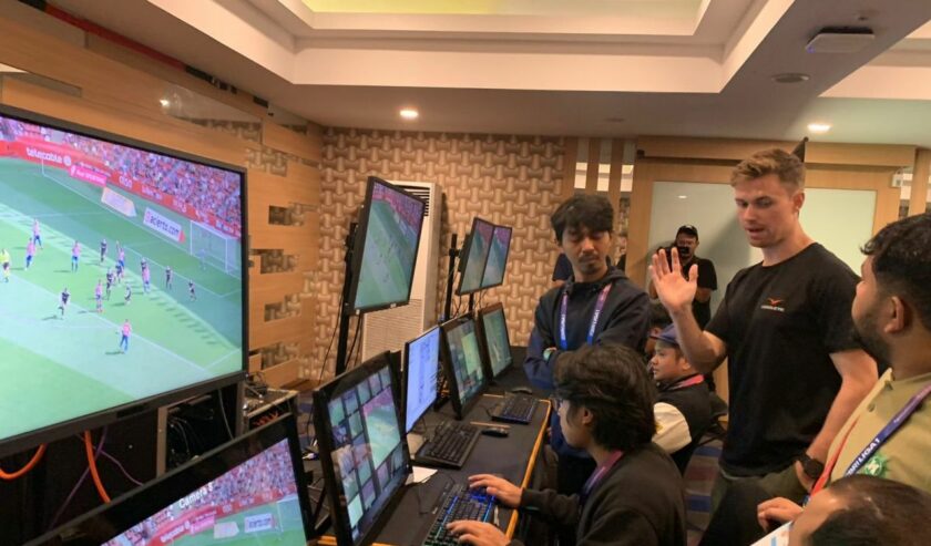 PT LIB menggelar pelatihan penggunaan video assistant referee (VAR) terhadap calon replay operator di Liga 1 Indonesia. Foto: Antara