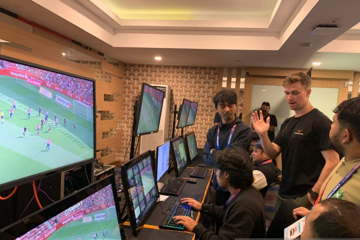 PT LIB menggelar pelatihan penggunaan video assistant referee (VAR) terhadap calon replay operator di Liga 1 Indonesia. Foto: Antara