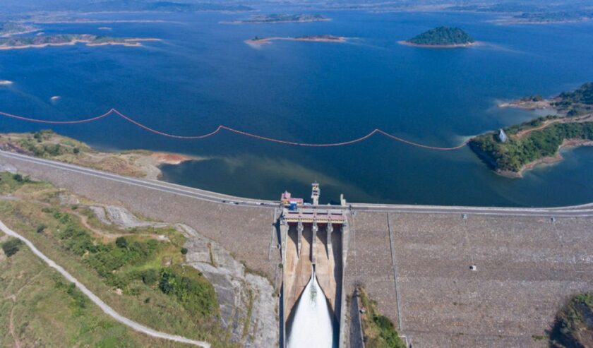 Foto aerial suasana Waduk Jatigede di Sumedang, Jawa Barat. Waduk dengan kapasitas tampung 979,5 juta meter kubik itu selain untuk sarana irigasi, juga dimanfaatkan oleh PLN menjadi sumber air PLTA berkapasitas 2 x 55 MW. Foto: Antara