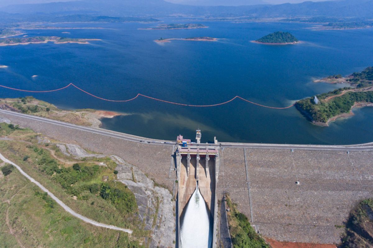 Foto aerial suasana Waduk Jatigede di Sumedang, Jawa Barat. Waduk dengan kapasitas tampung 979,5 juta meter kubik itu selain untuk sarana irigasi, juga dimanfaatkan oleh PLN menjadi sumber air PLTA berkapasitas 2 x 55 MW. Foto: Antara