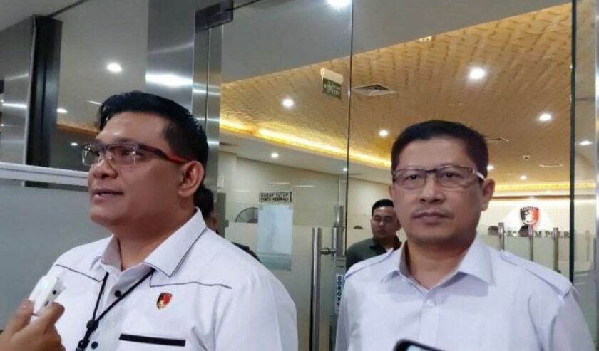 Kombes Pol. Arief Adiharja Wakil Direktur Tindak Pidana Korupsi (Wadirtipikor) Bareskrim Polri (kiri) didampingi Kombes Pol Ade Safri Simanjuntak Dirreskrimsus Polda Metro Jaya memberikan keterangan kepada wartawan usai pemeriksaan Firli Bahuri Ketua KPK di Bareskrim Polri, Jakarta, Selasa (24/10/2023). Foto: Antara