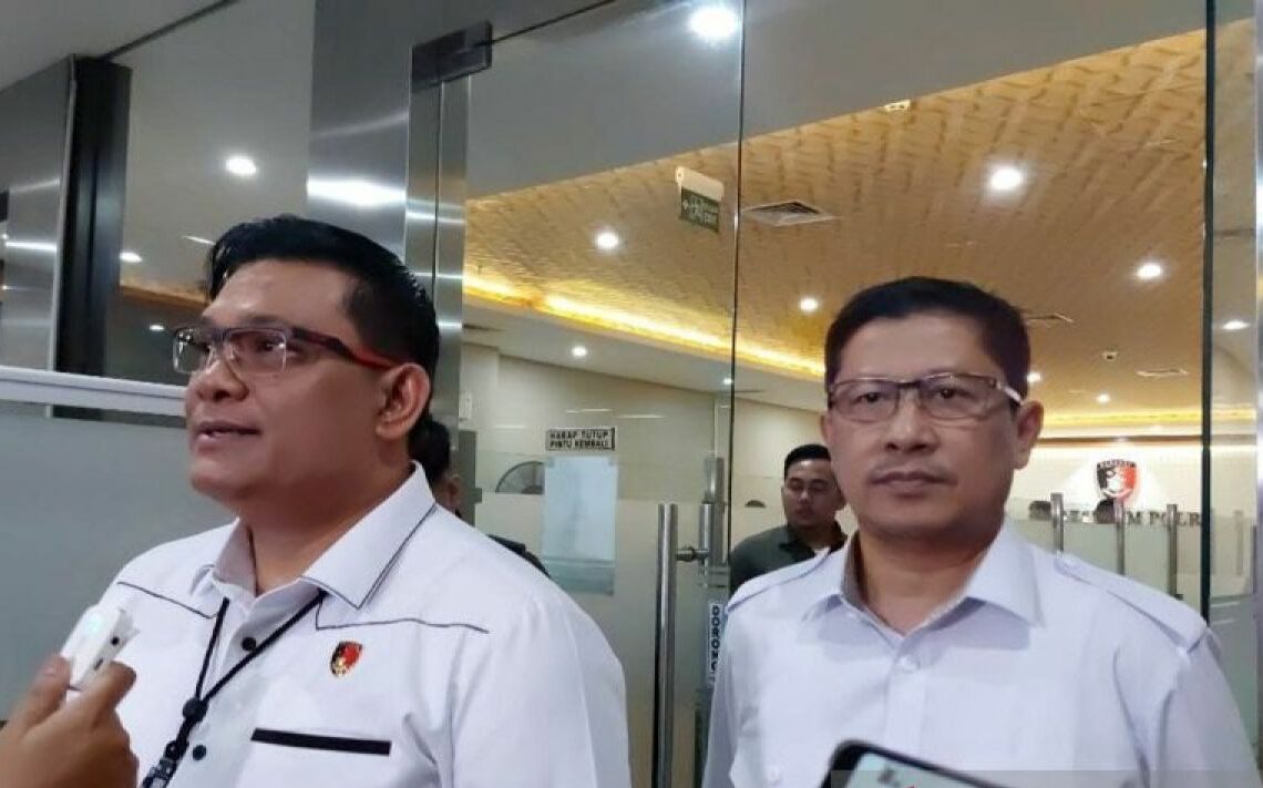 Kombes Pol. Arief Adiharja Wakil Direktur Tindak Pidana Korupsi (Wadirtipikor) Bareskrim Polri (kiri) didampingi Kombes Pol Ade Safri Simanjuntak Dirreskrimsus Polda Metro Jaya memberikan keterangan kepada wartawan usai pemeriksaan Firli Bahuri Ketua KPK di Bareskrim Polri, Jakarta, Selasa (24/10/2023). Foto: Antara