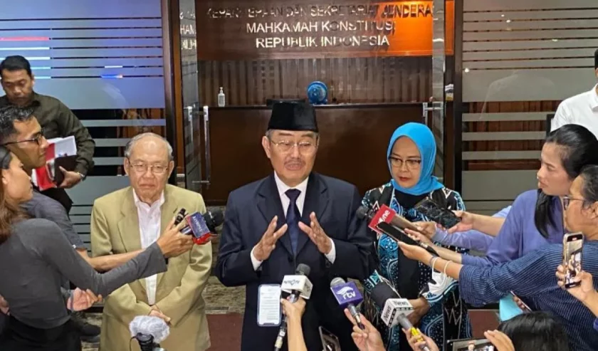 Jimly Asshiddiqie (tengah) Ketua Majelis Kehormatan Mahkamah Konstitusi (MKMK) memberi keterangan di Gedung II MK, Jakarta, Selasa (31/10/2023) malam. Foto: Antara