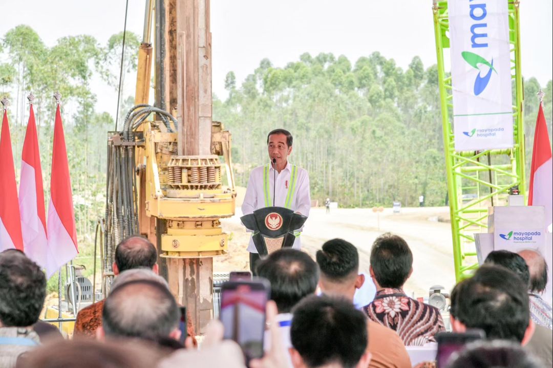 Jokowi Presiden dalam acara peletakan batu pertama dua rumah sakit besar di kawasan IKN. Foto: Instagram @jokowi