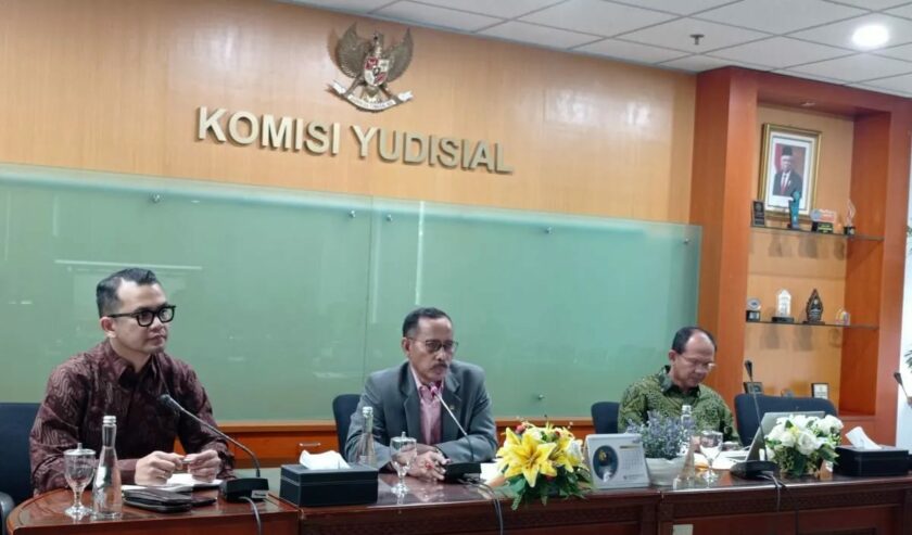 (Tengah) Joko Sasmito Ketua Bidang Pengawasan Hakim dan Investigasi KY dalam konferensi pers di Gedung KY, Jakarta, Jumat (3/11/2023). Foto: Antara