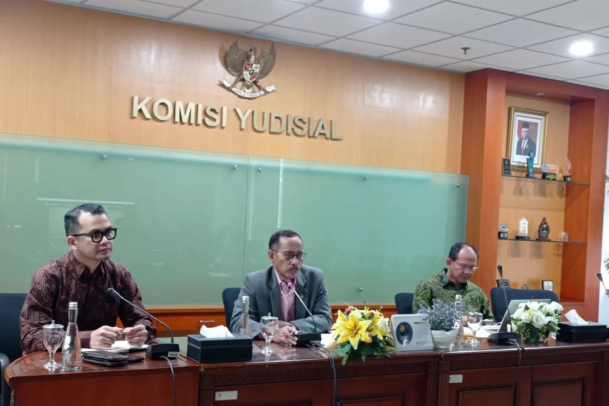 (Tengah) Joko Sasmito Ketua Bidang Pengawasan Hakim dan Investigasi KY dalam konferensi pers di Gedung KY, Jakarta, Jumat (3/11/2023). Foto: Antara