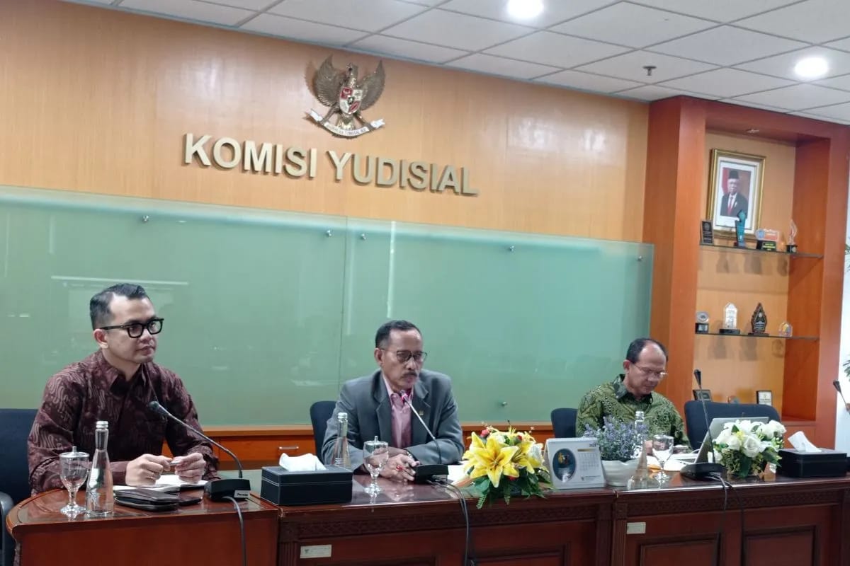 (Tengah) Joko Sasmito Ketua Bidang Pengawasan Hakim dan Investigasi KY dalam konferensi pers di Gedung KY, Jakarta, Jumat (3/11/2023). Foto: Antara